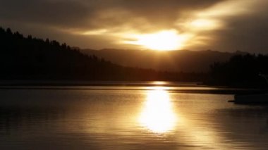 Montana'da göl üzerinde gün batımı manzarası