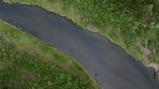 Langsam Über Flüsse Fliegen Und Dabei Nach Unten Schauen — Stockvideo