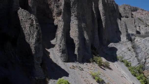 Vliegen Langs Rots Kliffen Panning Naar Mountain Utah — Stockvideo
