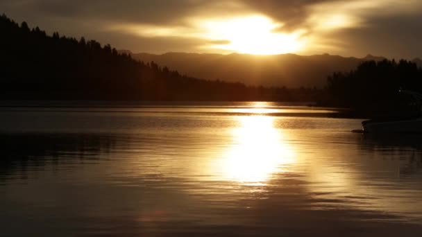 Vista Lago Pôr Sol Montana — Vídeo de Stock