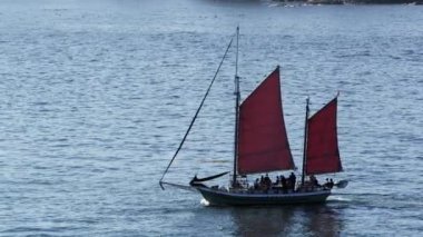 Utah, Abd - Circa 2017: Alaska'da okyanusta seyreden insanlarla dolu teknenin yavaş hareketi