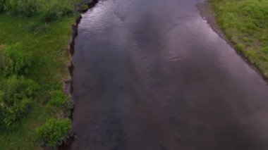 Nehre ve bankaya bakarak alçaktan uçmak.