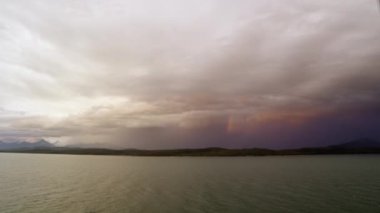 Zaman atlamalı bulutlar okyanus gökkuşağının cruise gemi Alaska