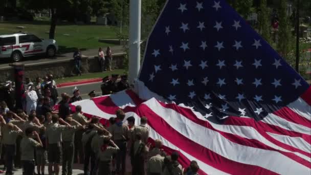 犹他州 2016年6月6日 童子军手持美国国旗 因为它被串起一根杆 在美国叉 — 图库视频影像