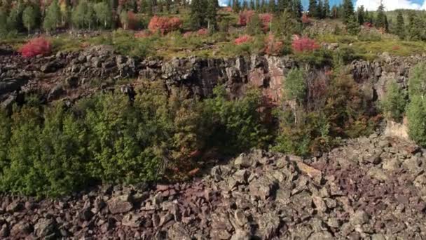 Voler lentement à travers la forêt jusqu'à la colline rocheuse . 