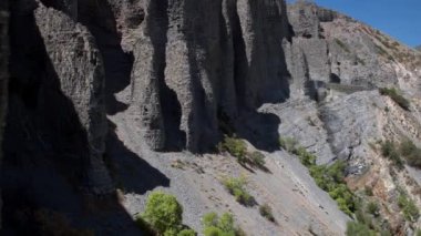 Kanyon geçmişte kaya kayalıkları uçan yamaç ifşa.