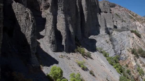 Vliegen Langs Rots Kliffen Canyon Onthullende Heuvel — Stockvideo