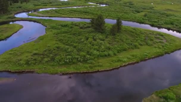 俯视蜿蜒的河流 同时飞过它 — 图库视频影像
