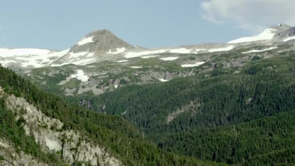 Pohled Panoramatu Zasněženého Horského Vrcholu Vodopádu Tekoucí Oceánu Aljašce — Stock video