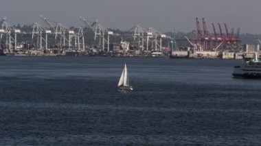 Puget Sound'da suda hareket eden tekneler başka bir tekneden görüntülendi.