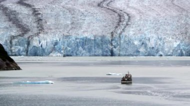 Alaska'da buzulların yakınındaki küçük geminin görünümü