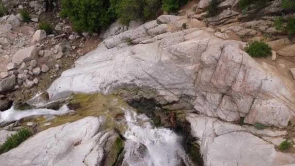 En regardant la cascade voler d'en haut puis au-dessus de la forêt verte dans l'Utah .