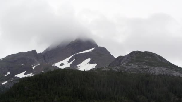 Vista Panorámica Cima Montaña Cubierta Nubes Alaska — Vídeos de Stock