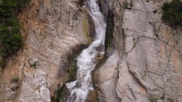 Tekintettel Vízesés Áramló Sziklafal Little Cottonwood Canyon Utah — Stock videók