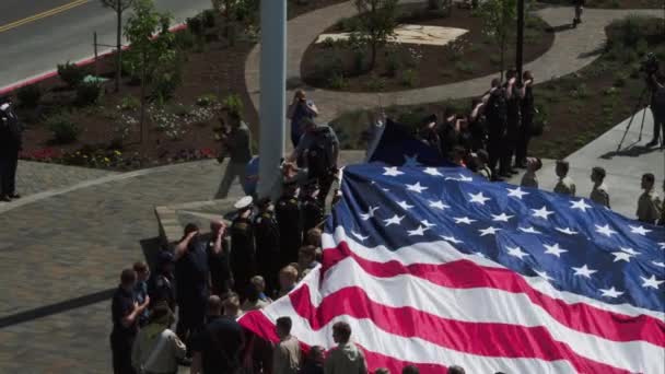 ユタ州 2016年6月06日 アメリカ国旗を持つ少年スカウトがポールを張っている アメリカンフォークで — ストック動画