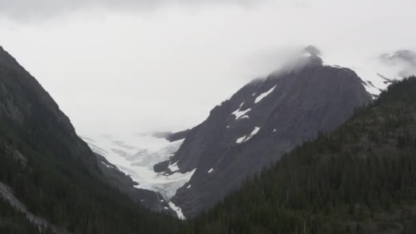 Gemiden Geçerken Dağdaki Buzulun Panning Görünümü — Stok video