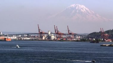 Seattle'daki Puget Sound'dan Rainier Mt.'nin görünümü.