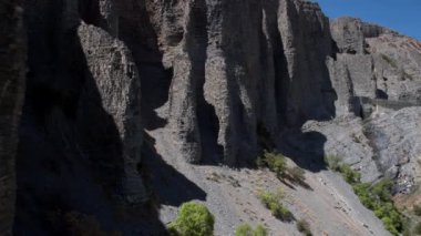 Utah dağ doğru kaydırma geçmiş kaya kayalıkları uçan.
