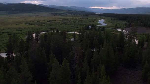 Pływające Nad Montana Krajobraz Oglądania Doliny Rzeką Zmierzchu — Wideo stockowe