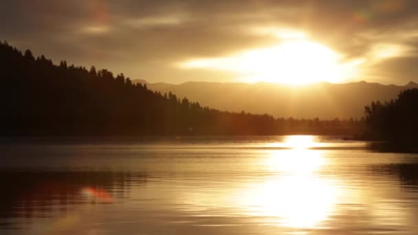 Kolorowy Zachód Słońca Nad Jeziorem Montanie — Wideo stockowe