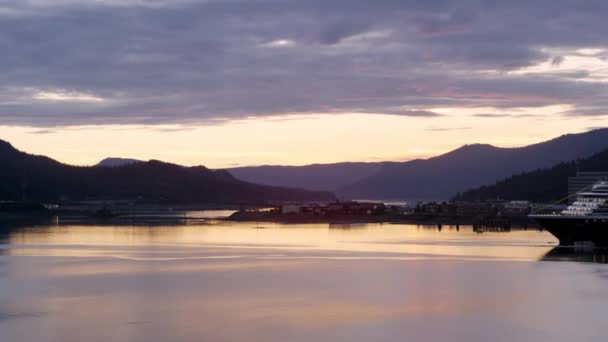 日の出時にアラスカのジュノー港から引き上がるクルーズ船のタイムラプス — ストック動画
