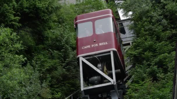 Cape Fox Hill Tram Salendo Pista Attraverso Gli Alberi — Video Stock