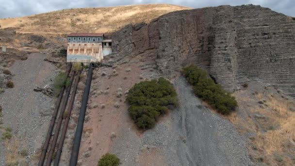 Aerial View Mill Mountainside Rocks Very Dry Setting — Stock Video