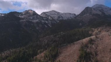 Mavi gökyüzü ve Utah hareketli bulutlar dağ doruklarına doğru büyük kar hareketli hava atış şapkalı.