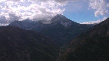 Utah hafif kar flurries ile geniş kar kaplı dağ scenory bakan üzerinde havadan görünümü.