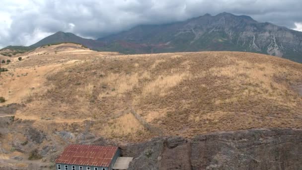 Hidroelektrik Santral Pompa Evi Reveling Dağlar Görüntüleme Tepe Üzerinde Geriye — Stok video