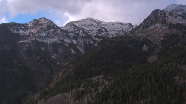 Luchtfoto Schot Langzaam Weg Van Besneeuwde Bergtoppen Met Lichte Sneeuw — Stockvideo