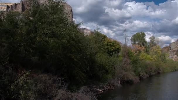 在犹他州普罗沃峡谷 飞越河流和树木走向岩石悬崖面 — 图库视频影像