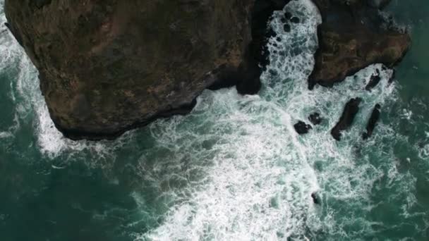在海浪崩塌时 在海栈岩石的顶部向下飞 — 图库视频影像