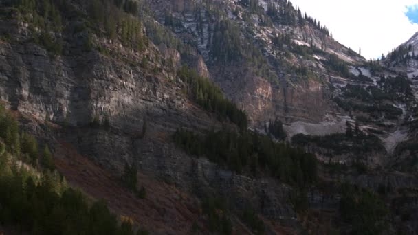 Vue Aérienne Une Belle Montagne Falaises Enneigées Dans Utah Ciel — Video