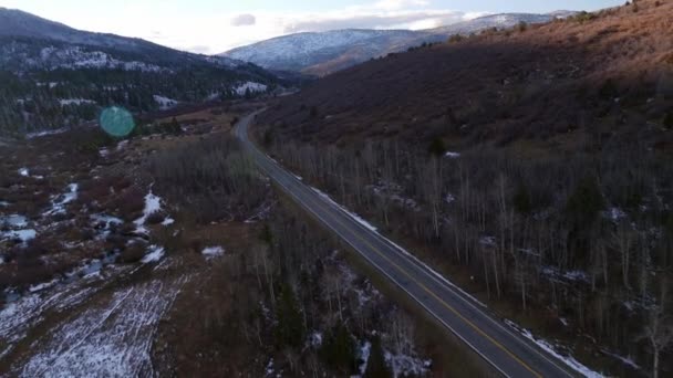 Voando Para Trás Sobre Estrada Através Pequeno Desfiladeiro Final Queda — Vídeo de Stock