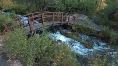 Utah Cascade Springs bir köprü altında akan küçük nehir.