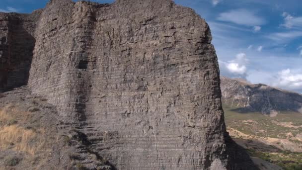 Aerial Pan Van Rocky Cliff Onthullende Berg Als Camera Langzaam — Stockvideo