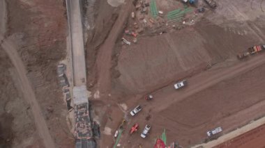 Circa Kasım, 2016 - Tibble Çatal, Utah: Baraj üzerinde çalışan göldeki inşaat şantiyesinin üzerinde uçan havadan görünüm.