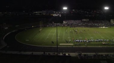 Circa Eylül 2016-Lone Peak, Utah: gece lise futbol oyunu havadan Pan