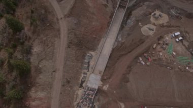 Circa Kasım, 2016 - Tibble Çatal, Utah: Baraj üzerinde çalışan göldeki inşaat şantiyesinin üzerinde uçan havadan görünüm.