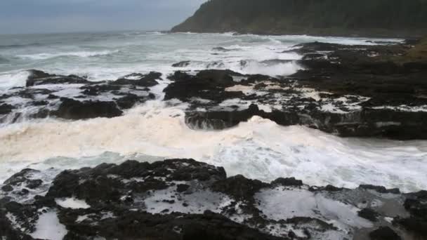 俄勒冈州岩石海滩上水搅动的空中平移视图 — 图库视频影像