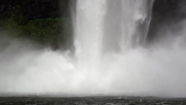 在俄勒冈州银瀑布州立公园 以更高的帧速率 慢动作 静态近距离拍摄 观察瀑布的底部撞倒在水体中 — 图库视频影像