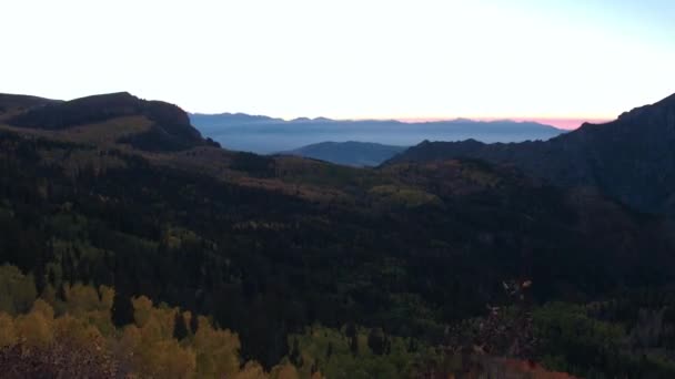 Survoler Les Cimes Des Arbres Crépuscule Pendant Automne Dans Utah — Video