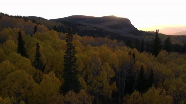 Sonbaharda Güzel Bir Dağ Yamacında Batan Güneşin Havadan Görünümü — Stok video