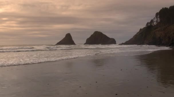 Oregon Sahilinde Okyanus Üzerinde Plajdan Uçan Havadan Günbatımı Görünümü — Stok video