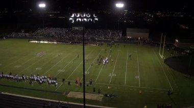 Circa Eylül 2016-Lone Peak, Utah: gece lise futbol oyunu havadan Pan