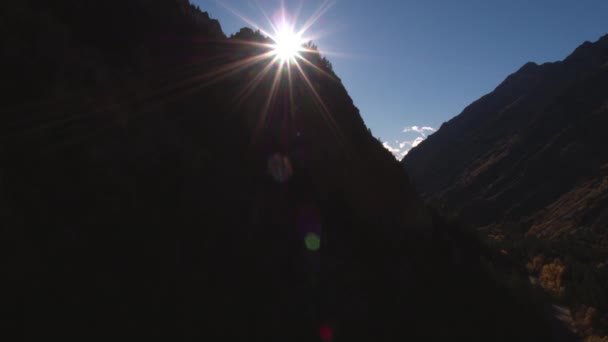 Vista Aérea Del Sol Brillando Través Cañón Utah Con Cielos — Vídeos de Stock
