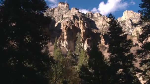 Aerial Shot Flying Out Trees View Mountainside Cliff Formations Utah — Stock Video