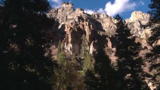 Dağ Tarafı Uçurum Oluşumların Utah Kanyon Bir Görünümüne Ağaçların Içinden — Stok video