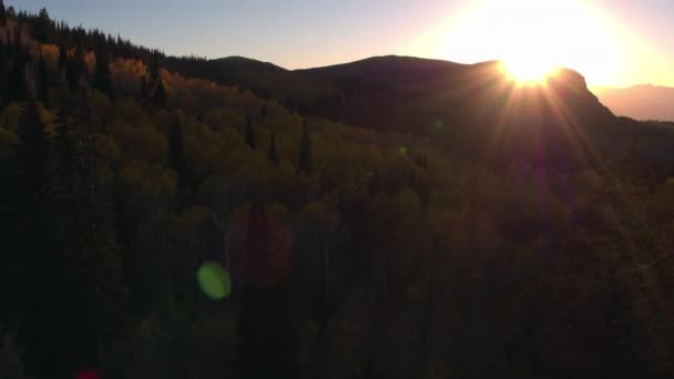 Luchtfoto Van Ondergaande Zon Een Prachtige Berghelling Herfst — Stockvideo